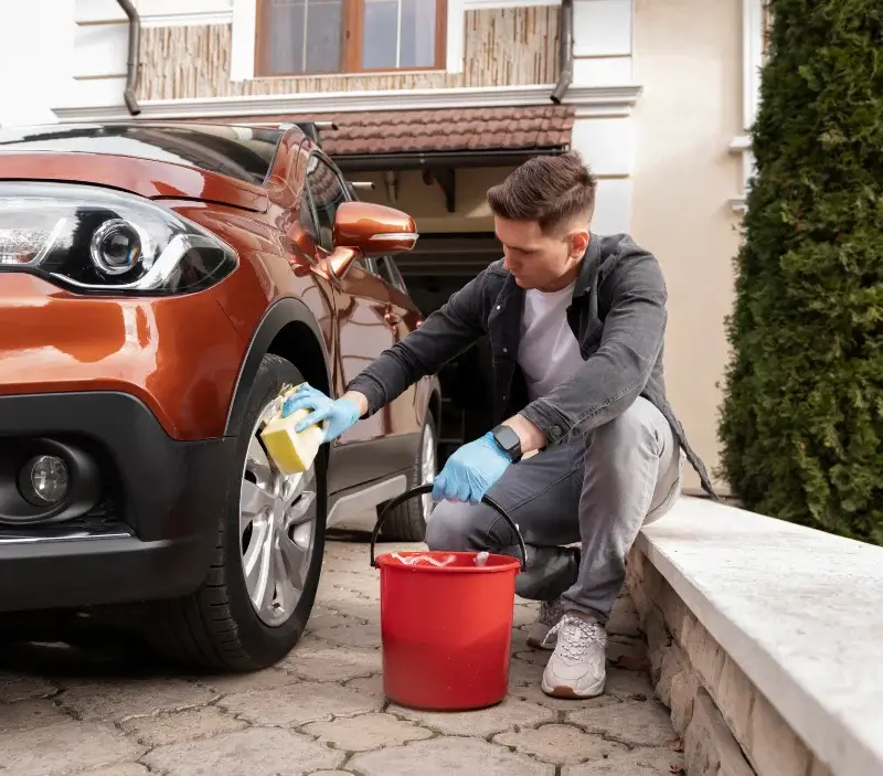 Lavage auto à domicile Saint-Aignan-sur-Roë : professionnel intervenant sur un véhicule
